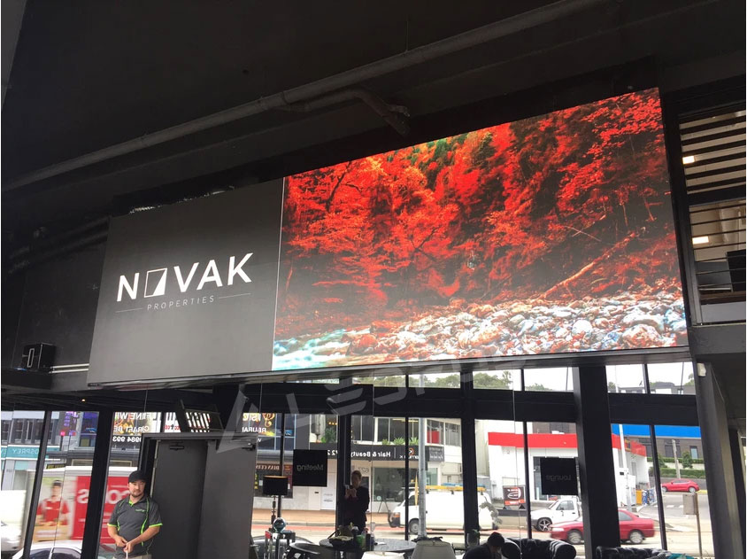 High Brightness and High Definition LED Street Display