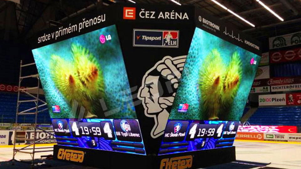 Indoor Hanging Four-sided Screens in the Czech Ice Hockey Rink