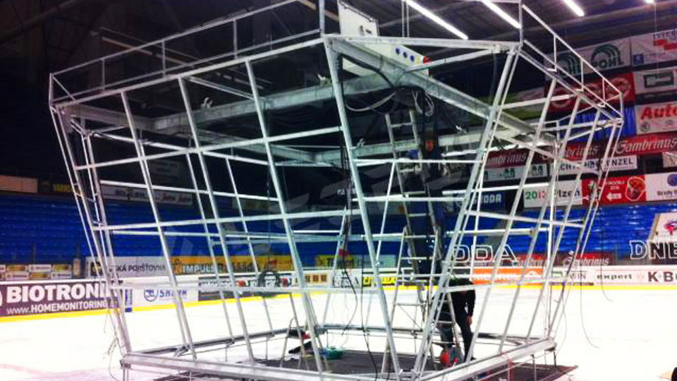 Indoor Hanging Four-sided Screens in the Czech Ice Hockey Rink