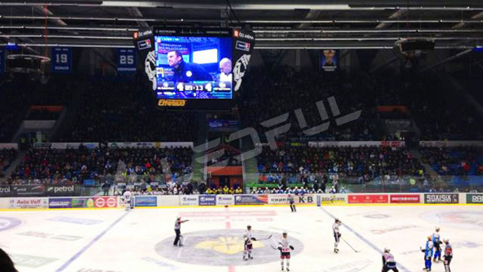 Indoor Hanging Four-sided Screens in the Czech Ice Hockey Rink