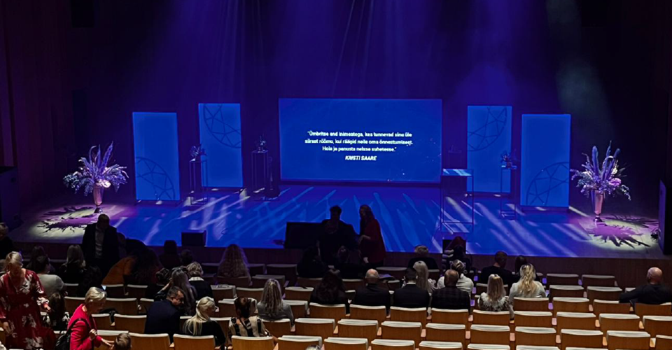 Seamless Cascading for Creating Larger Displays